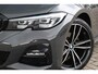 BMW 3-Serie Touring (g21) 320i 184PK M-SPORT SHADOW LINE Panodak | Trekhaak | Navi | Adapt.Cruise | Harman Kardon | Head Up | 19 Inch Lm | Live Cockpit | Sfeerverl. |