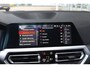BMW 3-Serie Touring (g21) 320i 184PK M-SPORT SHADOW LINE Panodak | Trekhaak | Navi | Adapt.Cruise | Harman Kardon | Head Up | 19 Inch Lm | Live Cockpit | Sfeerverl. |