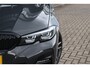 BMW 3-Serie Touring (g21) 320i 184PK M-SPORT SHADOW LINE Panodak | Trekhaak | Navi | Adapt.Cruise | Harman Kardon | Head Up | 19 Inch Lm | Live Cockpit | Sfeerverl. |