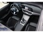 BMW 3-Serie Touring (g21) 320i 184PK M-SPORT SHADOW LINE Panodak | Trekhaak | Navi | Adapt.Cruise | Harman Kardon | Head Up | 19 Inch Lm | Live Cockpit | Sfeerverl. |