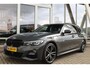 BMW 3-Serie Touring (g21) 320i 184PK M-SPORT SHADOW LINE Panodak | Trekhaak | Navi | Adapt.Cruise | Harman Kardon | Head Up | 19 Inch Lm | Live Cockpit | Sfeerverl. |