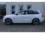 Volvo XC90 T8 Plug-in hybrid AWD Ultra Dark | Luchtvering | Panoramadak | Trekhaak | Premium audio by Bowers & Wilkins | Verwarmbare voorstoelen met massagefunctie | Head-up display | 360 graden camera |