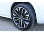 Volvo XC90 T8 Plug-in hybrid AWD Ultra Dark | Luchtvering | Panoramadak | Trekhaak | Premium audio by Bowers & Wilkins | Verwarmbare voorstoelen met massagefunctie | Head-up display | 360 graden camera |