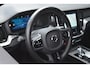 Volvo V60 2.0 B3 Plus Dark l Elektrisch verstelbare voorstoelen + geheugen l 360 graden camera l Harman & Kardon Premium audiosysteem l Trekhaak l Verwarmbare voorstoelen + stuur l Adaptieve cruise control + Pilot Assist l