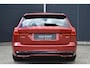 Volvo V60 2.0 B3 Plus Dark l Elektrisch verstelbare voorstoelen + geheugen l 360 graden camera l Harman & Kardon Premium audiosysteem l Trekhaak l Verwarmbare voorstoelen + stuur l Adaptieve cruise control + Pilot Assist l