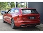 Volvo V60 2.0 B3 Plus Dark l Elektrisch verstelbare voorstoelen + geheugen l 360 graden camera l Harman & Kardon Premium audiosysteem l Trekhaak l Verwarmbare voorstoelen + stuur l Adaptieve cruise control + Pilot Assist l