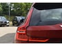 Volvo V60 2.0 B3 Plus Dark l Elektrisch verstelbare voorstoelen + geheugen l 360 graden camera l Harman & Kardon Premium audiosysteem l Trekhaak l Verwarmbare voorstoelen + stuur l Adaptieve cruise control + Pilot Assist l