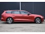 Volvo V60 2.0 B3 Plus Dark l Elektrisch verstelbare voorstoelen + geheugen l 360 graden camera l Harman & Kardon Premium audiosysteem l Trekhaak l Verwarmbare voorstoelen + stuur l Adaptieve cruise control + Pilot Assist l