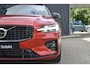 Volvo V60 2.0 B3 Plus Dark l Elektrisch verstelbare voorstoelen + geheugen l 360 graden camera l Harman & Kardon Premium audiosysteem l Trekhaak l Verwarmbare voorstoelen + stuur l Adaptieve cruise control + Pilot Assist l
