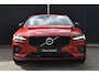 Volvo V60 2.0 B3 Plus Dark l Elektrisch verstelbare voorstoelen + geheugen l 360 graden camera l Harman & Kardon Premium audiosysteem l Trekhaak l Verwarmbare voorstoelen + stuur l Adaptieve cruise control + Pilot Assist l
