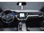 Volvo V60 2.0 B3 Plus Dark l Elektrisch verstelbare voorstoelen + geheugen l 360 graden camera l Harman & Kardon Premium audiosysteem l Trekhaak l Verwarmbare voorstoelen + stuur l Adaptieve cruise control + Pilot Assist l