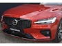 Volvo V60 2.0 B3 Plus Dark l Elektrisch verstelbare voorstoelen + geheugen l 360 graden camera l Harman & Kardon Premium audiosysteem l Trekhaak l Verwarmbare voorstoelen + stuur l Adaptieve cruise control + Pilot Assist l