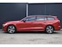 Volvo V60 2.0 B3 Plus Dark l Elektrisch verstelbare voorstoelen + geheugen l 360 graden camera l Harman & Kardon Premium audiosysteem l Trekhaak l Verwarmbare voorstoelen + stuur l Adaptieve cruise control + Pilot Assist l