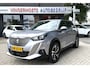 Peugeot 2008 Benzine 130 Pk * Hele Complete * * Trekhaak * Navigatie * Vierseizoenenbanden * Achteruitrij Camera * 1/2 Lederen Interieur * Keyless Start Button * Climate & Cruise Control * Vingerhoets; Vierde Generatie Eersteklas Service. Al meer dan 100 jaar een begrip in de Brabantse Kempen