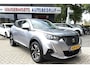 Peugeot 2008 Benzine 130 Pk * Hele Complete * * Trekhaak * Navigatie * Vierseizoenenbanden * Achteruitrij Camera * 1/2 Lederen Interieur * Keyless Start Button * Climate & Cruise Control * Vingerhoets; Vierde Generatie Eersteklas Service. Al meer dan 100 jaar een begrip in de Brabantse Kempen