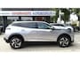 Peugeot 2008 Benzine 130 Pk * Hele Complete * * Trekhaak * Navigatie * Vierseizoenenbanden * Achteruitrij Camera * 1/2 Lederen Interieur * Keyless Start Button * Climate & Cruise Control * Vingerhoets; Vierde Generatie Eersteklas Service. Al meer dan 100 jaar een begrip in de Brabantse Kempen