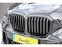 BMW X5 xDrive50e 490Pk X-Drive | M-Sport Pro | M Perfomance | Shadowline | Luchtvering | Panoramadak | 360° Camera | Harman-Kardon | Head Up Display | Trekhaak | 22''