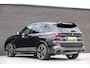 BMW X5 xDrive50e 490Pk X-Drive | M-Sport Pro | M Perfomance | Shadowline | Luchtvering | Panoramadak | 360° Camera | Harman-Kardon | Head Up Display | Trekhaak | 22''