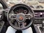 Porsche Macan 2.0 / Trekhaak / Panoramadak / Camera / Adaptieve Stoelen / Luchtvering / 21'' / Bose / Sportchrono / CarPlay / Dodehoek / DAB / ACC