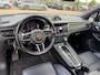 Porsche Macan 2.0 / Trekhaak / Panoramadak / Camera / Adaptieve Stoelen / Luchtvering / 21'' / Bose / Sportchrono / CarPlay / Dodehoek / DAB / ACC