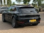 Porsche Macan 2.0 / Trekhaak / Panoramadak / Camera / Adaptieve Stoelen / Luchtvering / 21'' / Bose / Sportchrono / CarPlay / Dodehoek / DAB / ACC