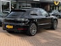Porsche Macan 2.0 / Trekhaak / Panoramadak / Camera / Adaptieve Stoelen / Luchtvering / 21'' / Bose / Sportchrono / CarPlay / Dodehoek / DAB / ACC