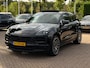 Porsche Macan 2.0 / Trekhaak / Panoramadak / Camera / Adaptieve Stoelen / Luchtvering / 21'' / Bose / Sportchrono / CarPlay / Dodehoek / DAB / ACC