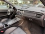 Porsche Macan 2.0 / Trekhaak / Panoramadak / Camera / Adaptieve Stoelen / Luchtvering / 21'' / Bose / Sportchrono / CarPlay / Dodehoek / DAB / ACC
