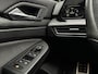 Volkswagen Golf Variant 1.5 eTSI R-Line In/Exterieur | Panorama | Full LED | IQ. Drive | CarPlay | Stuur-Stoelverwarming | Adaptive Cruise | Climate | Navigatie | Trekhaak | Sfeerverlichting