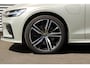 Volvo V60 T6 Automaat Plug-in hybrid AWD Plus Dark | Birch Light Metallic | Panoramadak | Elektrisch Verstelbare Stoelen Met Geheugen | Exterior Styling Kit | Diffusor Met 4-Pijps Uitlaatsierstukken | Getint Glas Achter | BLIS | Belettering Achterklep Zwart | Grille Zwart Incl. Embleem | 19-Inch Lichtmetalen Velgen R-Design | Keyless | Adaptieve Cruise Control | Pilot Assist | Nappa Leder/Open Grid Textiel Contourstoelen R-Design | Elektrische Achterklep Met Sensorsturing | Sportstuur | Stoelverwarming | Stuurverwarming | High Performance Audio | Achteruitrijcamera | Parkeersensoren Voor & Achter incl. Achteruitrijcamera |