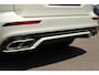 Volvo V60 T6 Automaat Plug-in hybrid AWD Plus Dark | Birch Light Metallic | Panoramadak | Elektrisch Verstelbare Stoelen Met Geheugen | Exterior Styling Kit | Diffusor Met 4-Pijps Uitlaatsierstukken | Getint Glas Achter | BLIS | Belettering Achterklep Zwart | Grille Zwart Incl. Embleem | 19-Inch Lichtmetalen Velgen R-Design | Keyless | Adaptieve Cruise Control | Pilot Assist | Nappa Leder/Open Grid Textiel Contourstoelen R-Design | Elektrische Achterklep Met Sensorsturing | Sportstuur | Stoelverwarming | Stuurverwarming | High Performance Audio | Achteruitrijcamera | Parkeersensoren Voor & Achter incl. Achteruitrijcamera |