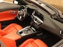 BMW Z4 Roadster M40i High Executive - 6 CILINDER MOTOR - 340 PK!! - LEDEREN BEKLEDING - ELEKTRISCHE STOELVERSTELLING VOORSTOELEN - ELEKTRISCHE KAP - NAVIGATIE - SCHAKELFLIPPERS ACHTER HET STUUR - HARMAN KARDON AUDIO - VOORSTOELEN VERWARMD - WINDSCHERM - MICHELIN PILOT SUPER SPORT BANDEN - 19 INCH LICHT METALEN VELGEN - HEAD UP DISPLAY - ACHTERWIELAANDRIJVING