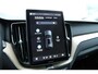 Volvo XC60 T6 Plug-in hybrid AWD Ultra Dark | Panoramadak | Luchtvering | Trekhaak | Head-up display | Verwarmbare voorstoelen, achterbank en stuurwiel | Premium audio by Harman Kardon | Adaptieve cruise control |
