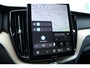 Volvo XC60 T6 Plug-in hybrid AWD Ultra Dark | Panoramadak | Luchtvering | Trekhaak | Head-up display | Verwarmbare voorstoelen, achterbank en stuurwiel | Premium audio by Harman Kardon | Adaptieve cruise control |