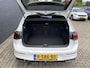 Volkswagen Golf 1.5 eTSI R-Line AUT. | dealer onderh. | panoramadak | stoel-/stuurverw. | keyless | trekhaak | carplay
