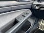 Volkswagen Golf 1.5 eTSI R-Line AUT. | dealer onderh. | panoramadak | stoel-/stuurverw. | keyless | trekhaak | carplay