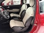 Fiat 500 1.0 Hybrid Dolcevita Airco - Apple carplay - Navigatie - Glazen panoramadak - Cruise control - Bluetooth - Mistlampen - Licht metalen velgen 15 inch - 2 staps gepolijst en behandeld met een ceramische coating - Radio - Start/stop systeem - stuur leder - Stuur multifunctioneel