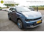 Lynk & Co 01 1.5 261PK! ORIGINEEL NEDERLANDS DEALER ONDERHOUDEN 4X PERF BANDEN 360CAMERA 6,6KWH LADER PANORAMADAK FULL LED 20INCH ADAPTIEVE CRUISE ANDROID/APPLECARPLAY NAVIGATIE STOELVERWARMING CLIMA PDC V+A ENZ...