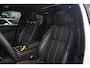 Land Rover Range Rover Velar 2.0 P400e AWD Dynamic SE | PHEV | 404 PK | Pano | Meridian | Camera De Velar P400e is qua prestaties behoorlijk serieus: 404 pk, 640 Nm en 0-100 km/u in slechts 5,4 seconden. Bovendien kun je bij de facelift ongeveer 60+ km volledig elektrisch rijden.
