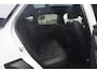 Land Rover Range Rover Velar 2.0 P400e AWD Dynamic SE | PHEV | 404 PK | Pano | Meridian | Camera De Velar P400e is qua prestaties behoorlijk serieus: 404 pk, 640 Nm en 0-100 km/u in slechts 5,4 seconden. Bovendien kun je bij de facelift ongeveer 60+ km volledig elektrisch rijden.