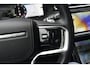 Land Rover Range Rover Velar 2.0 P400e AWD Dynamic SE | PHEV | 404 PK | Pano | Meridian | Camera De Velar P400e is qua prestaties behoorlijk serieus: 404 pk, 640 Nm en 0-100 km/u in slechts 5,4 seconden. Bovendien kun je bij de facelift ongeveer 60+ km volledig elektrisch rijden.