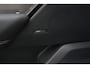 Land Rover Range Rover Velar 2.0 P400e AWD Dynamic SE | PHEV | 404 PK | Pano | Meridian | Camera De Velar P400e is qua prestaties behoorlijk serieus: 404 pk, 640 Nm en 0-100 km/u in slechts 5,4 seconden. Bovendien kun je bij de facelift ongeveer 60+ km volledig elektrisch rijden.
