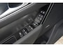 Land Rover Range Rover Velar 2.0 P400e AWD Dynamic SE | PHEV | 404 PK | Pano | Meridian | Camera De Velar P400e is qua prestaties behoorlijk serieus: 404 pk, 640 Nm en 0-100 km/u in slechts 5,4 seconden. Bovendien kun je bij de facelift ongeveer 60+ km volledig elektrisch rijden.