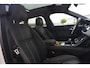 Land Rover Range Rover Velar 2.0 P400e AWD Dynamic SE | PHEV | 404 PK | Pano | Meridian | Camera De Velar P400e is qua prestaties behoorlijk serieus: 404 pk, 640 Nm en 0-100 km/u in slechts 5,4 seconden. Bovendien kun je bij de facelift ongeveer 60+ km volledig elektrisch rijden.