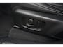 Land Rover Range Rover Velar 2.0 P400e AWD Dynamic SE | PHEV | 404 PK | Pano | Meridian | Camera De Velar P400e is qua prestaties behoorlijk serieus: 404 pk, 640 Nm en 0-100 km/u in slechts 5,4 seconden. Bovendien kun je bij de facelift ongeveer 60+ km volledig elektrisch rijden.