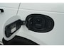 Land Rover Range Rover Velar 2.0 P400e AWD Dynamic SE | PHEV | 404 PK | Pano | Meridian | Camera De Velar P400e is qua prestaties behoorlijk serieus: 404 pk, 640 Nm en 0-100 km/u in slechts 5,4 seconden. Bovendien kun je bij de facelift ongeveer 60+ km volledig elektrisch rijden.