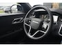 Land Rover Range Rover Velar 2.0 P400e AWD Dynamic SE | PHEV | 404 PK | Pano | Meridian | Camera De Velar P400e is qua prestaties behoorlijk serieus: 404 pk, 640 Nm en 0-100 km/u in slechts 5,4 seconden. Bovendien kun je bij de facelift ongeveer 60+ km volledig elektrisch rijden.
