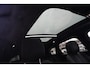 Land Rover Range Rover Velar 2.0 P400e AWD Dynamic SE | PHEV | 404 PK | Pano | Meridian | Camera De Velar P400e is qua prestaties behoorlijk serieus: 404 pk, 640 Nm en 0-100 km/u in slechts 5,4 seconden. Bovendien kun je bij de facelift ongeveer 60+ km volledig elektrisch rijden.