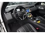 Land Rover Range Rover Velar 2.0 P400e AWD Dynamic SE | PHEV | 404 PK | Pano | Meridian | Camera De Velar P400e is qua prestaties behoorlijk serieus: 404 pk, 640 Nm en 0-100 km/u in slechts 5,4 seconden. Bovendien kun je bij de facelift ongeveer 60+ km volledig elektrisch rijden.
