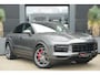 Porsche Cayenne Coupé 3.0 S E-Hybrid | 520PK | Pano | SportChrono | HUD | 360° Camera Porsche Cayenne S E-Hybrid Coupé | 3.0 V6 Turbo Plug-in Hybrid | 520 PK | 750 Nm | 0-100 km/u 4,7 sec. | 263 km/u | 4WD | 8-traps Tiptronic S | 77-82 km elektrisch bereik